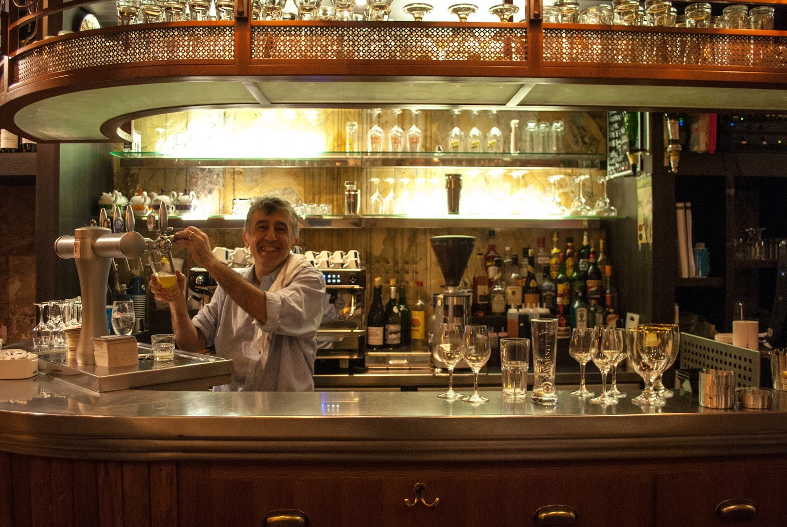 Le comptoir animé du P'tit Bistrot, rue Saint-Martin