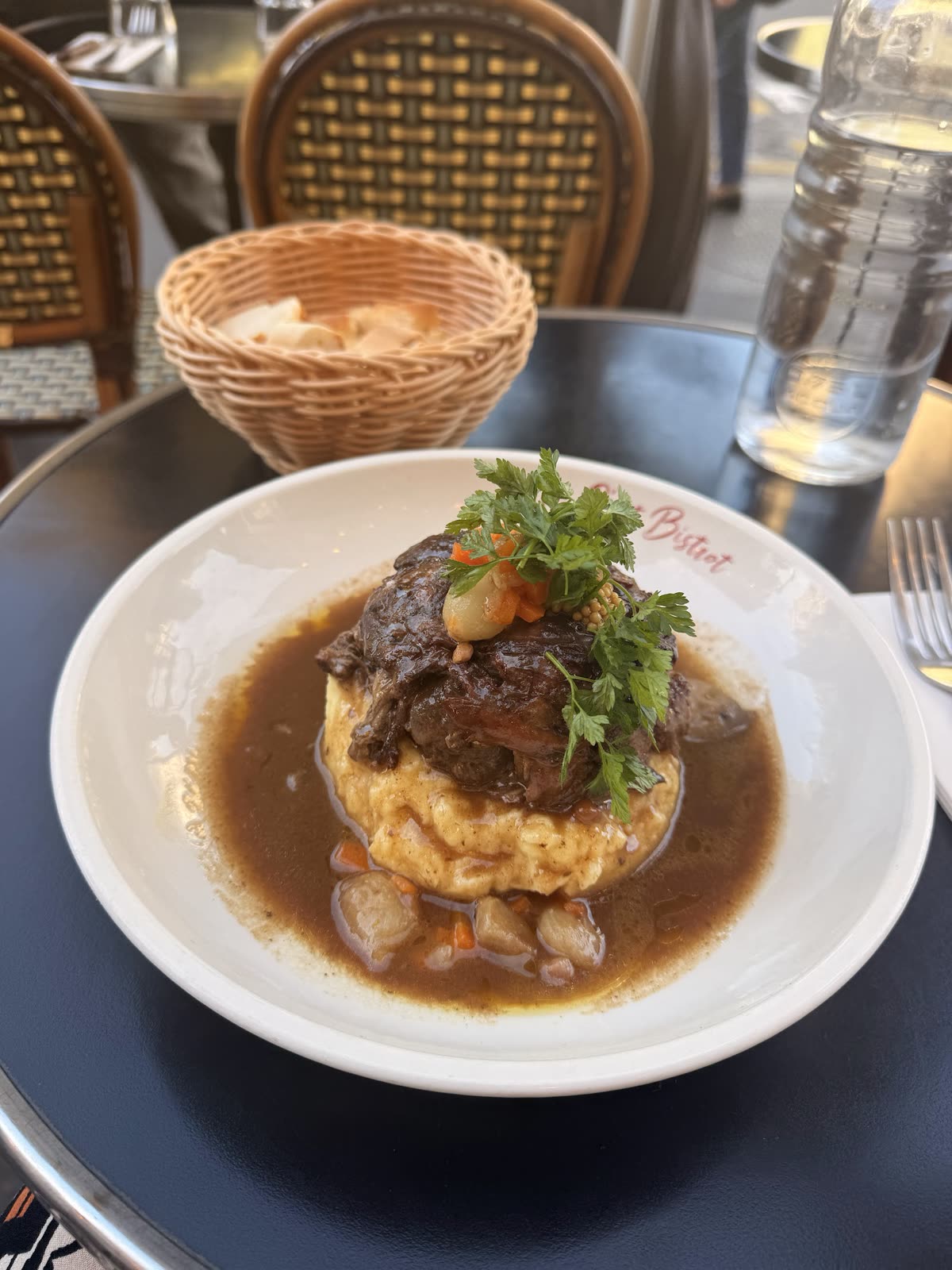 Plat mijoté servi avec garniture