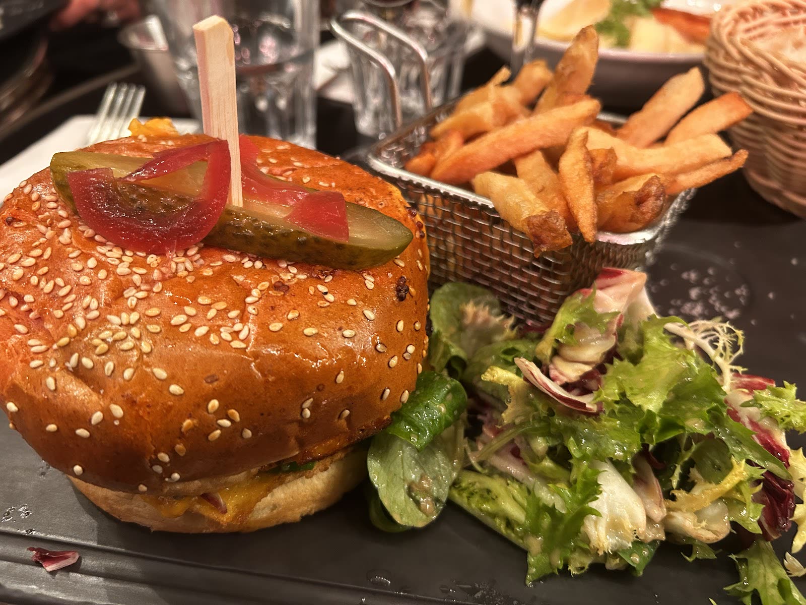 Burger généreux et frites croustillantes