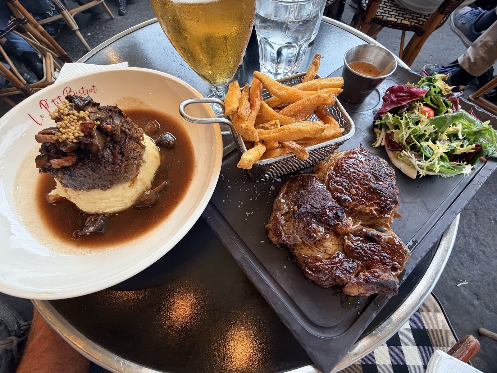 Assiettes de cuisine française et frites à partager
