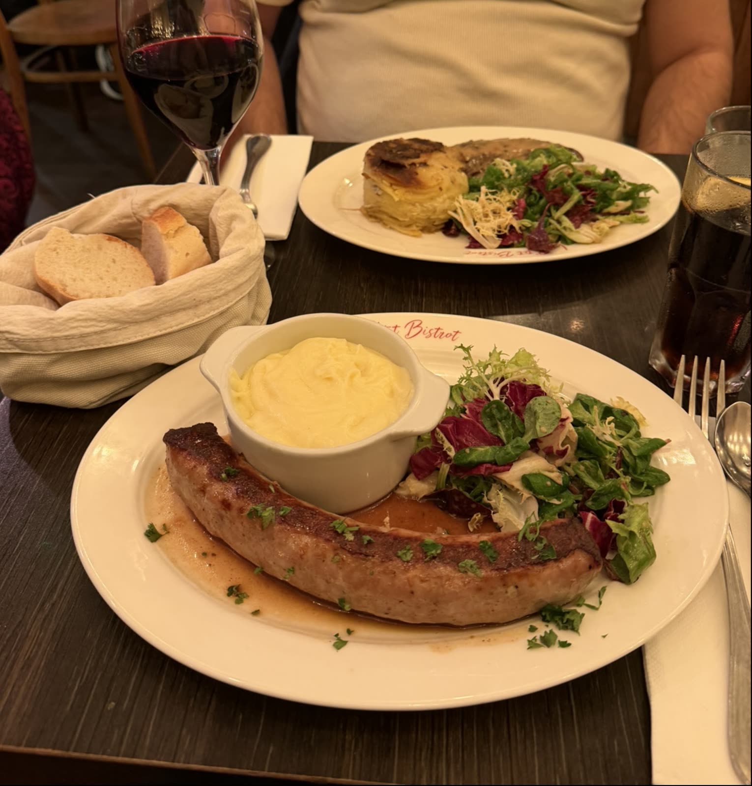 Andouillette accompagnée de salade et sauce