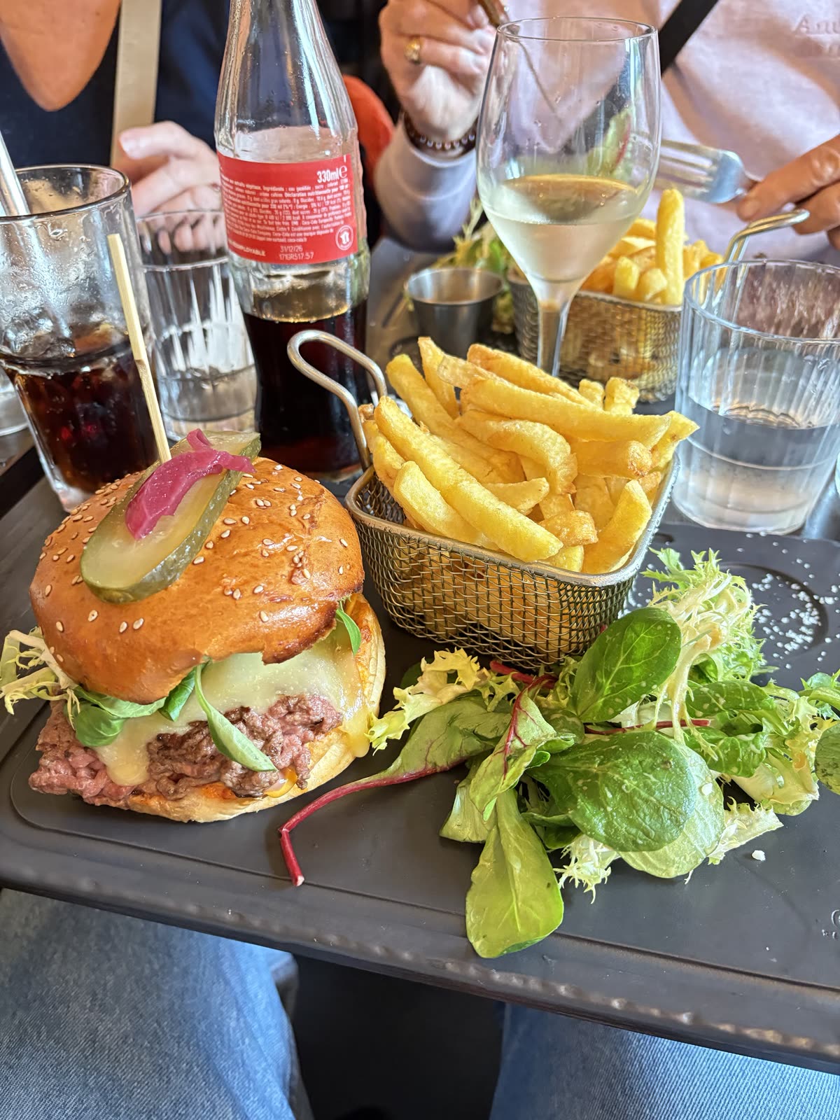 Burger maison et frites servis en terrasse